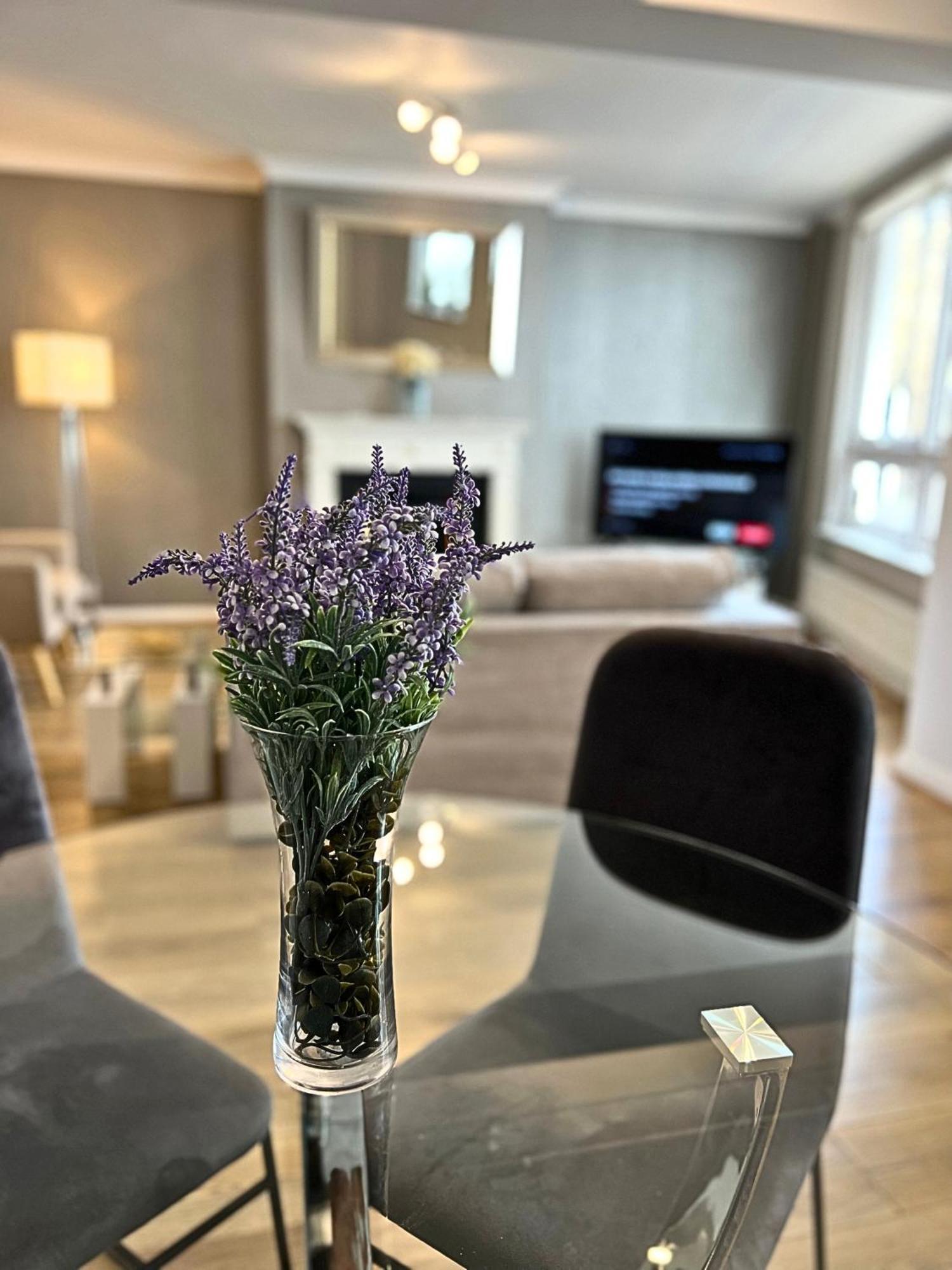 Kensington 2 Bedroom House-Big Living Area And Kitchen-Harrods-National History Museum-Hyde Park-Near 2 Underground Lines لندن المظهر الخارجي الصورة